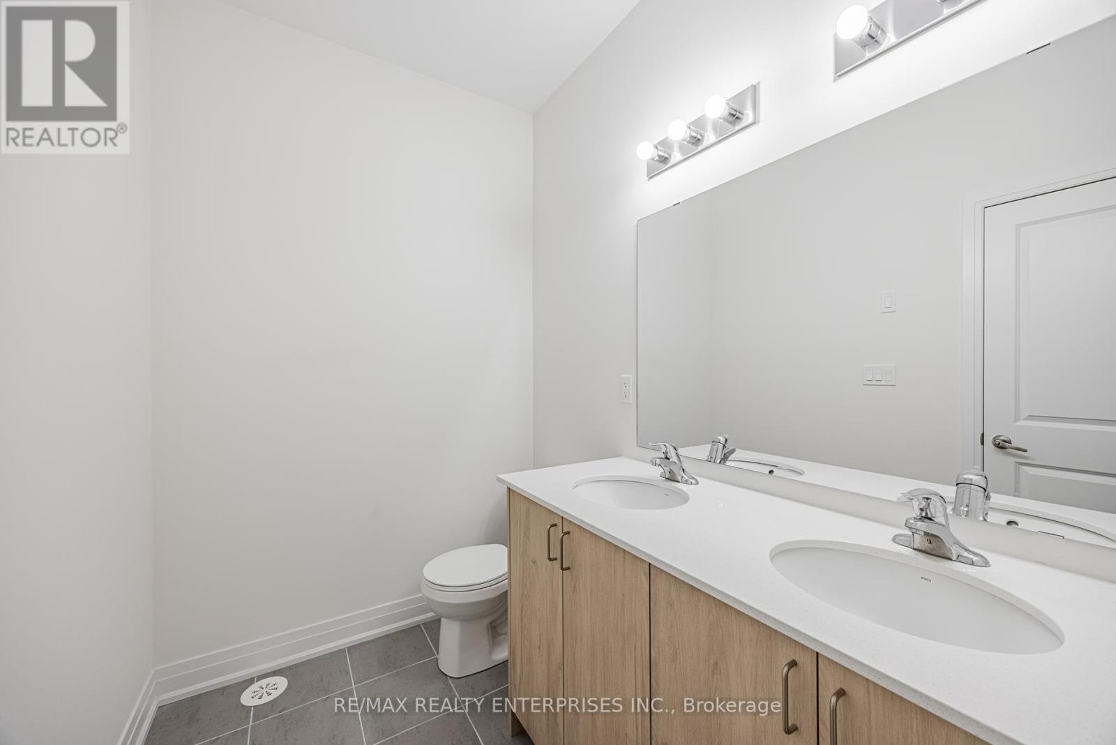 Photo 9 of 209 Wyndham Street, Mississauga ON
