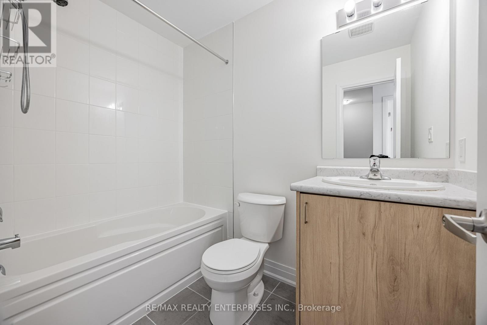 Photo 22 of 209 Wyndham Street, Mississauga ON