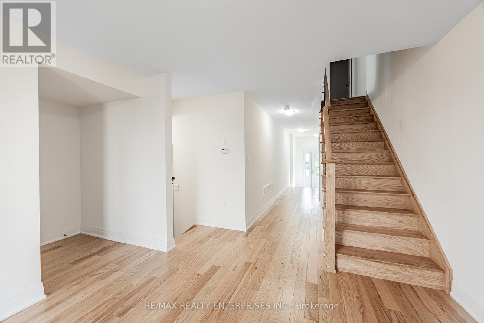 Photo 2 of 209 Wyndham Street, Mississauga ON