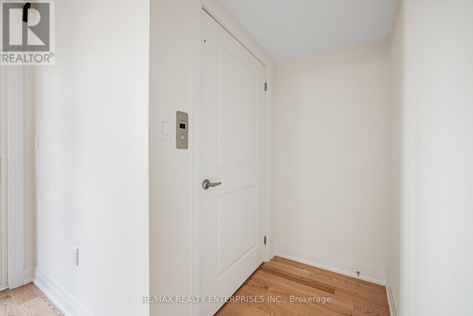 Photo 30 of 209 Wyndham Street, Mississauga ON