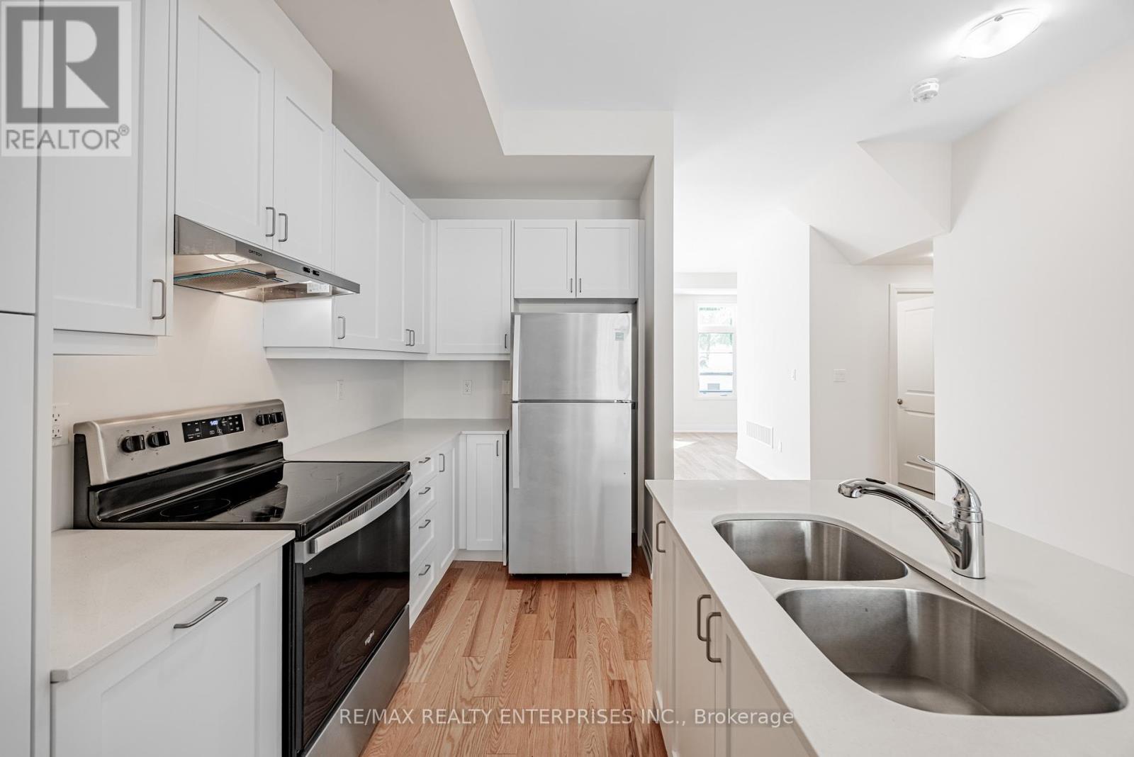 Photo 23 of 209 Wyndham Street, Mississauga ON