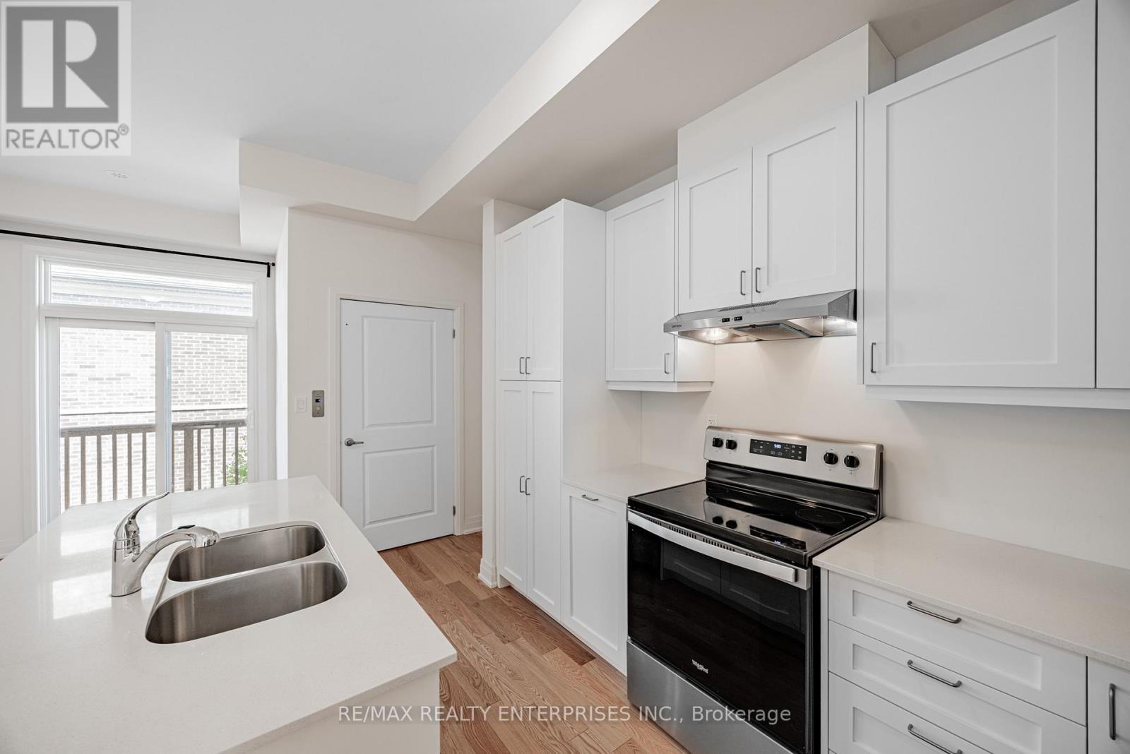 Photo 29 of 209 Wyndham Street, Mississauga ON