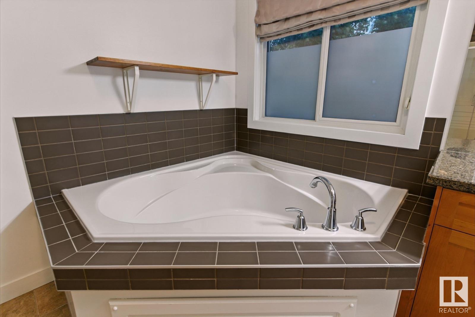 Photo 12 of 8827 180 Av Nw, Edmonton AB