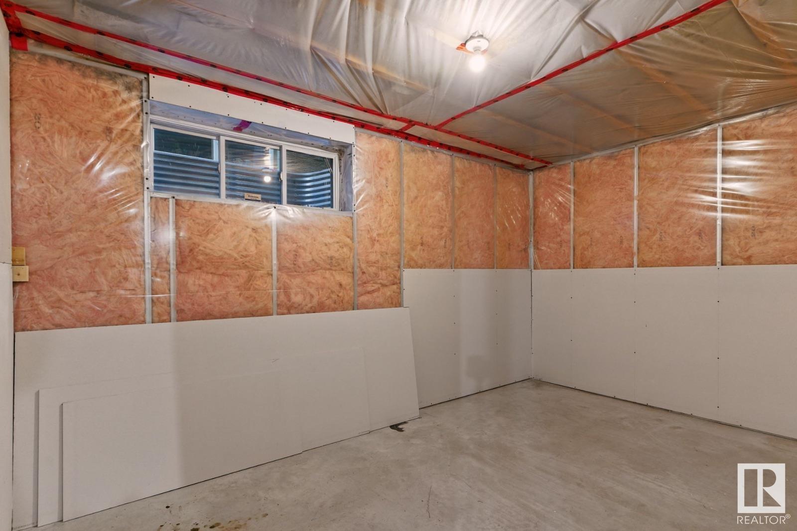 Photo 6 of 8827 180 Av Nw, Edmonton AB