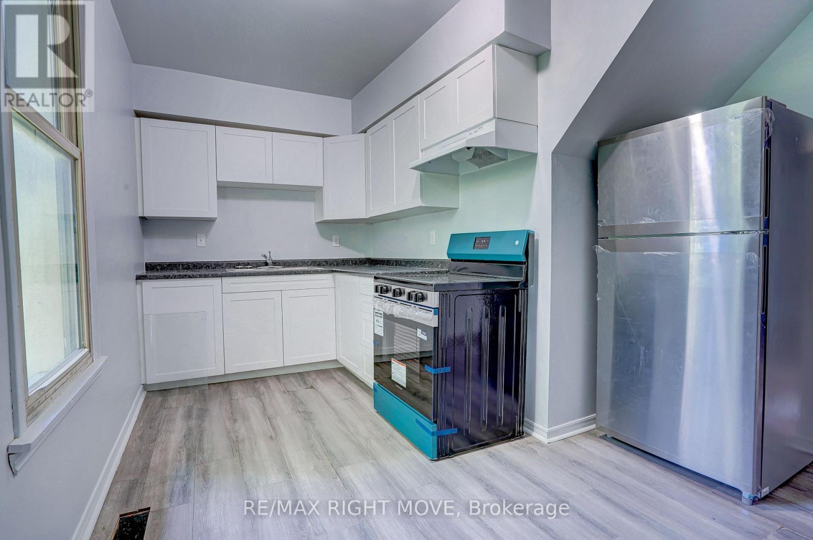 Photo 8 of 104 Nottawasaga Street, Orillia ON