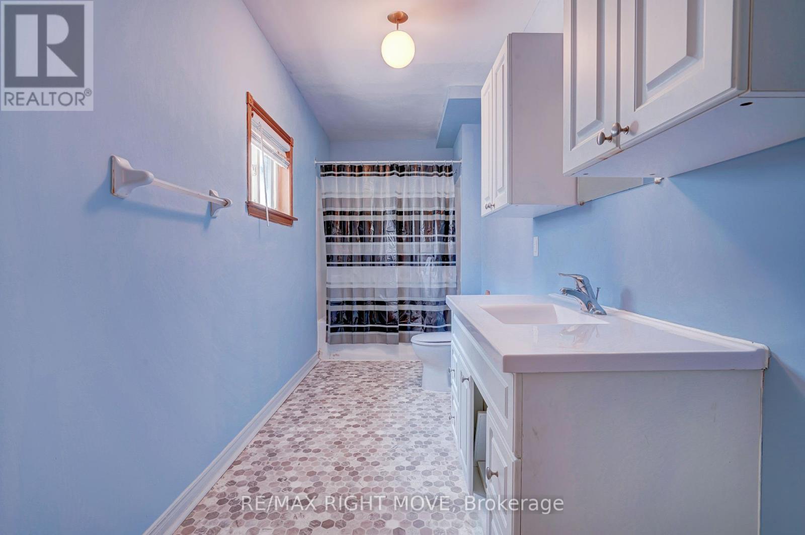 Photo 4 of 104 Nottawasaga Street, Orillia ON