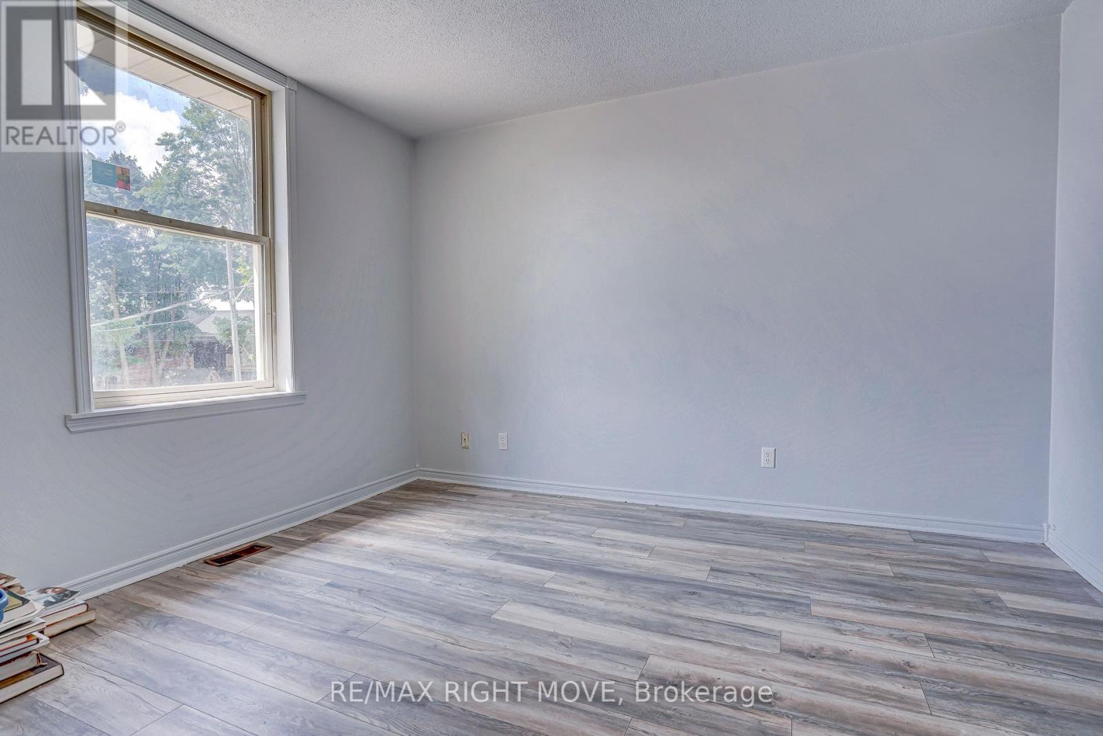 Photo 7 of 104 Nottawasaga Street, Orillia ON