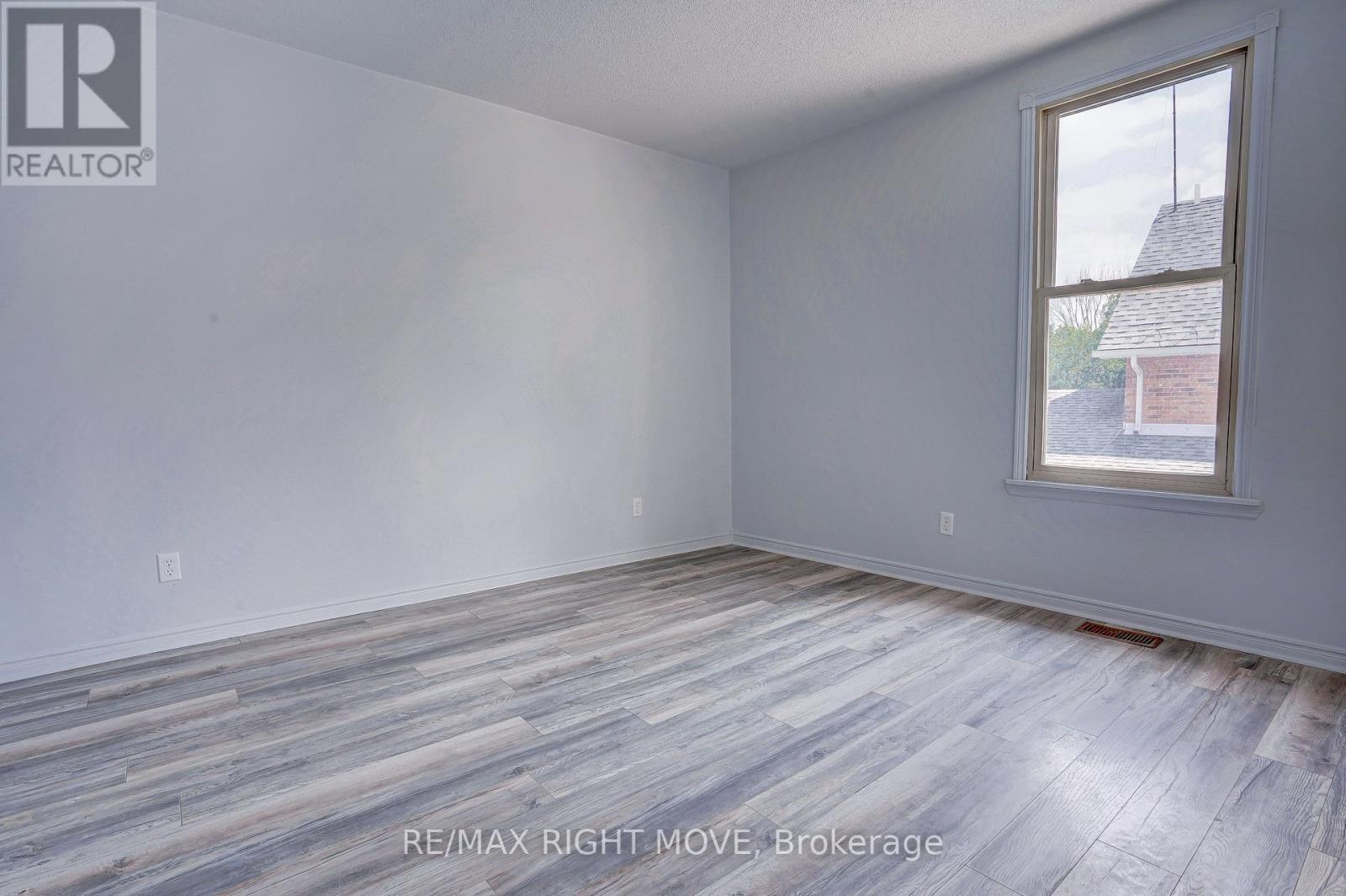 Photo 5 of 104 Nottawasaga Street, Orillia ON