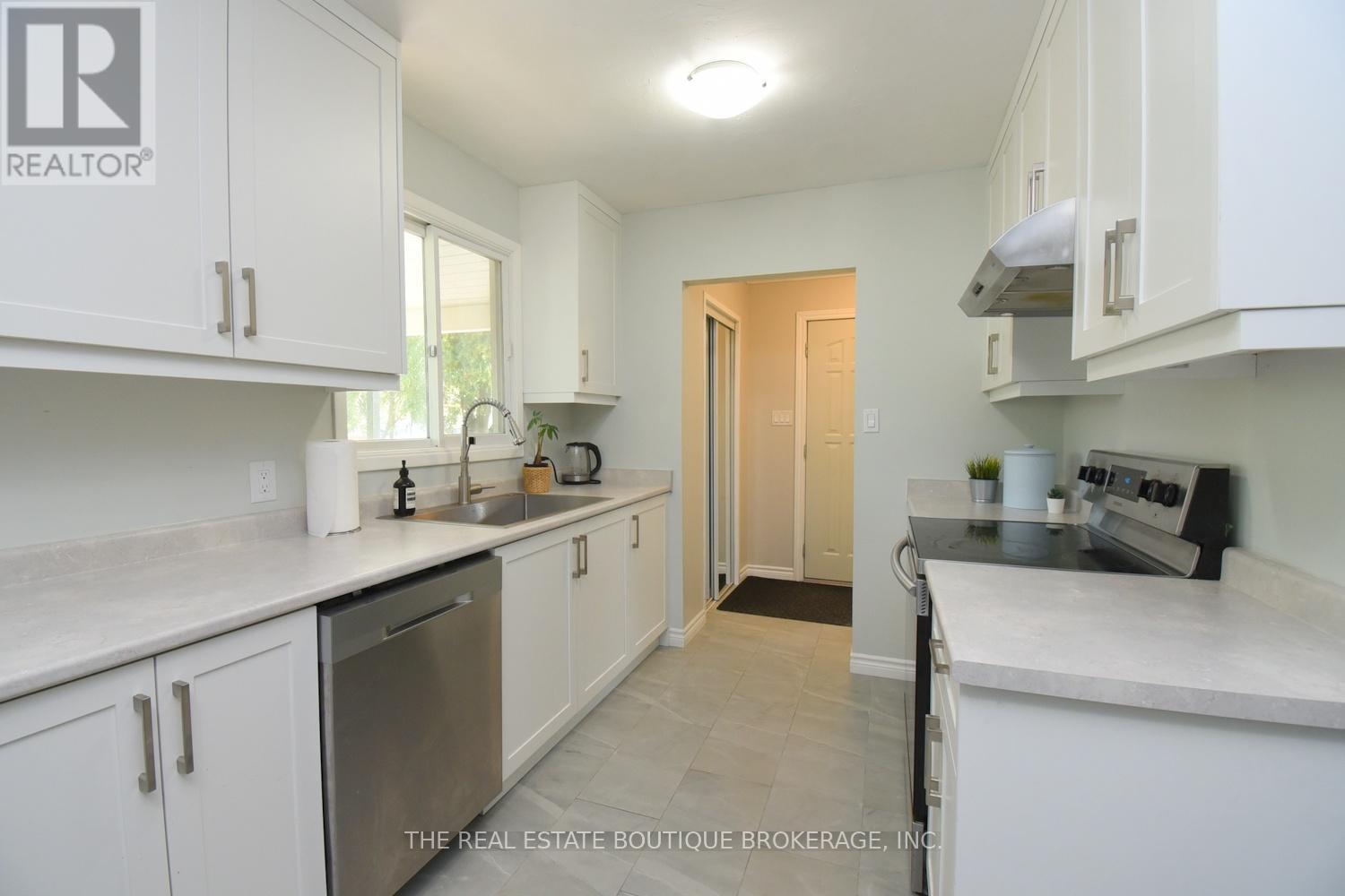 Photo 14 of 2271 Sheffield Drive, Burlington ON