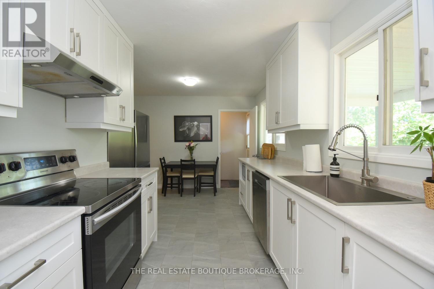 Photo 15 of 2271 Sheffield Drive, Burlington ON