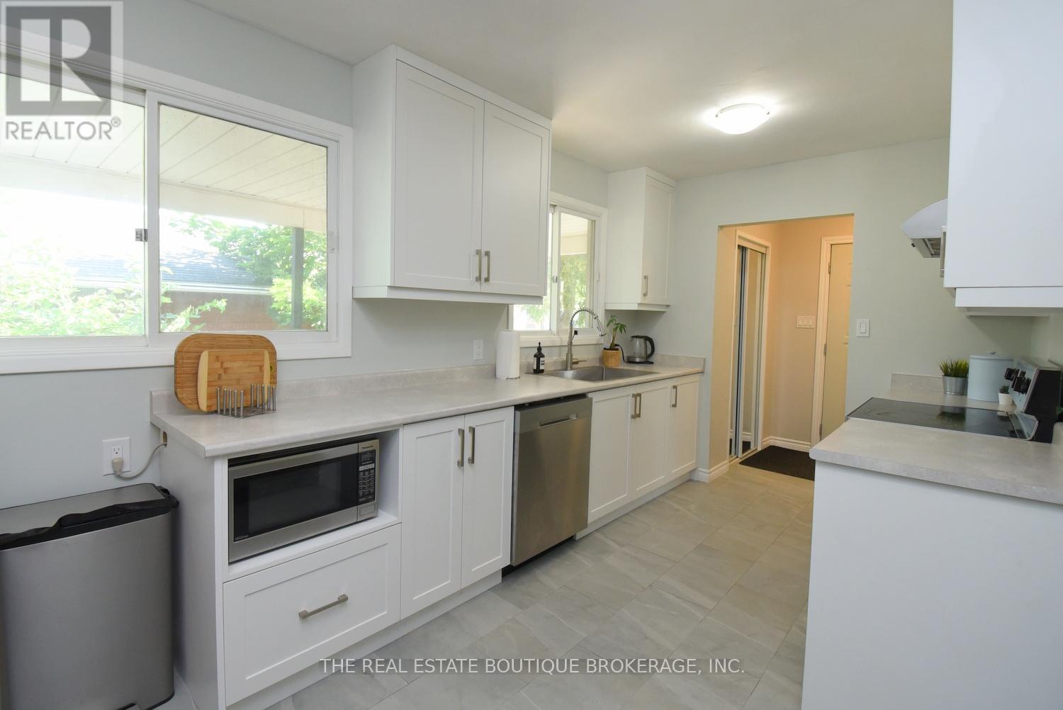 Photo 16 of 2271 Sheffield Drive, Burlington ON