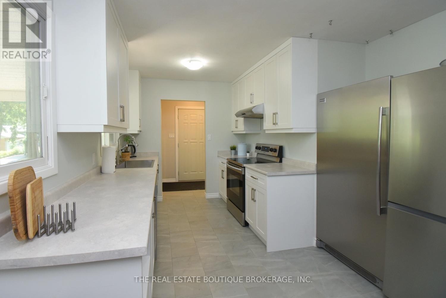 Photo 17 of 2271 Sheffield Drive, Burlington ON