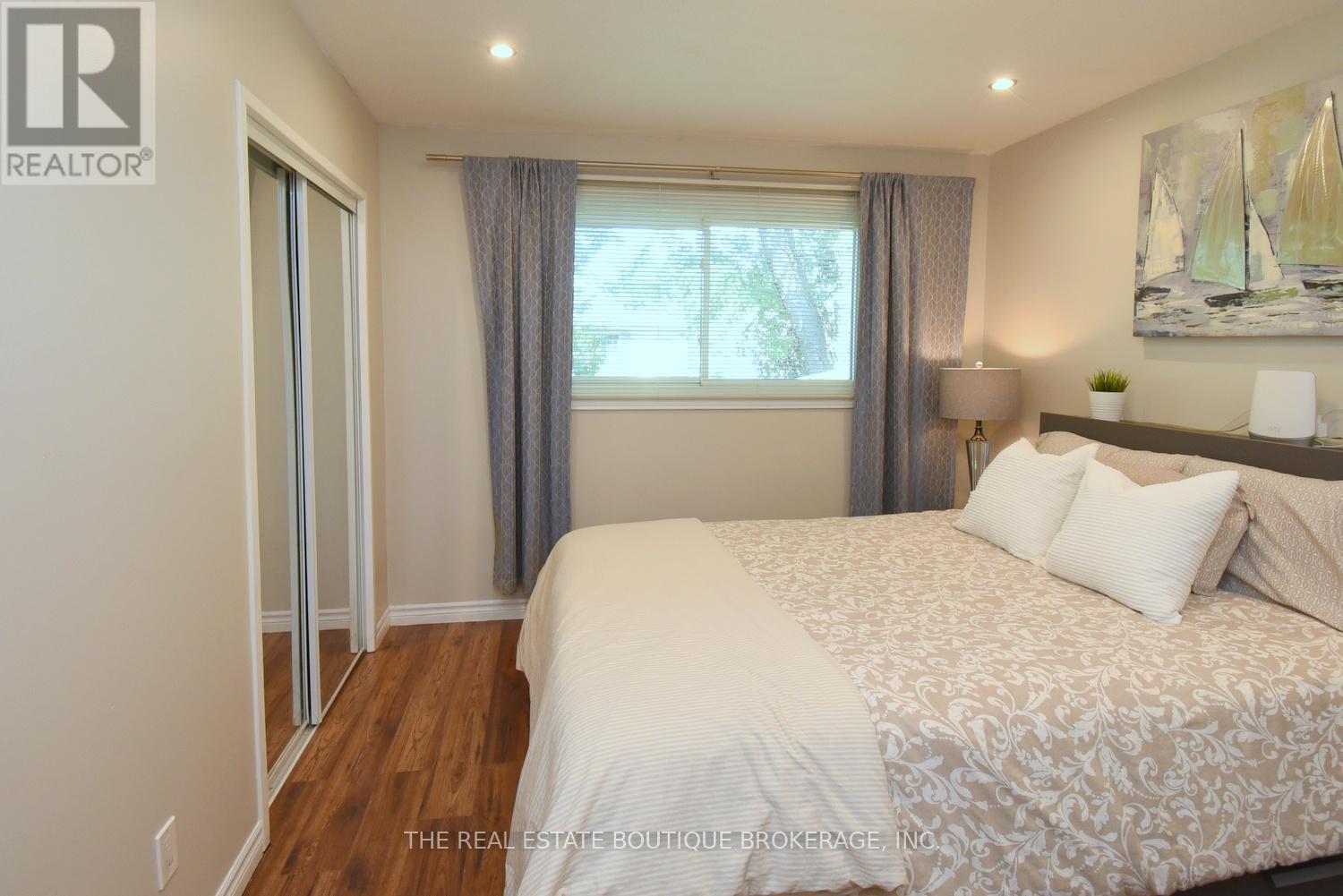 Photo 18 of 2271 Sheffield Drive, Burlington ON