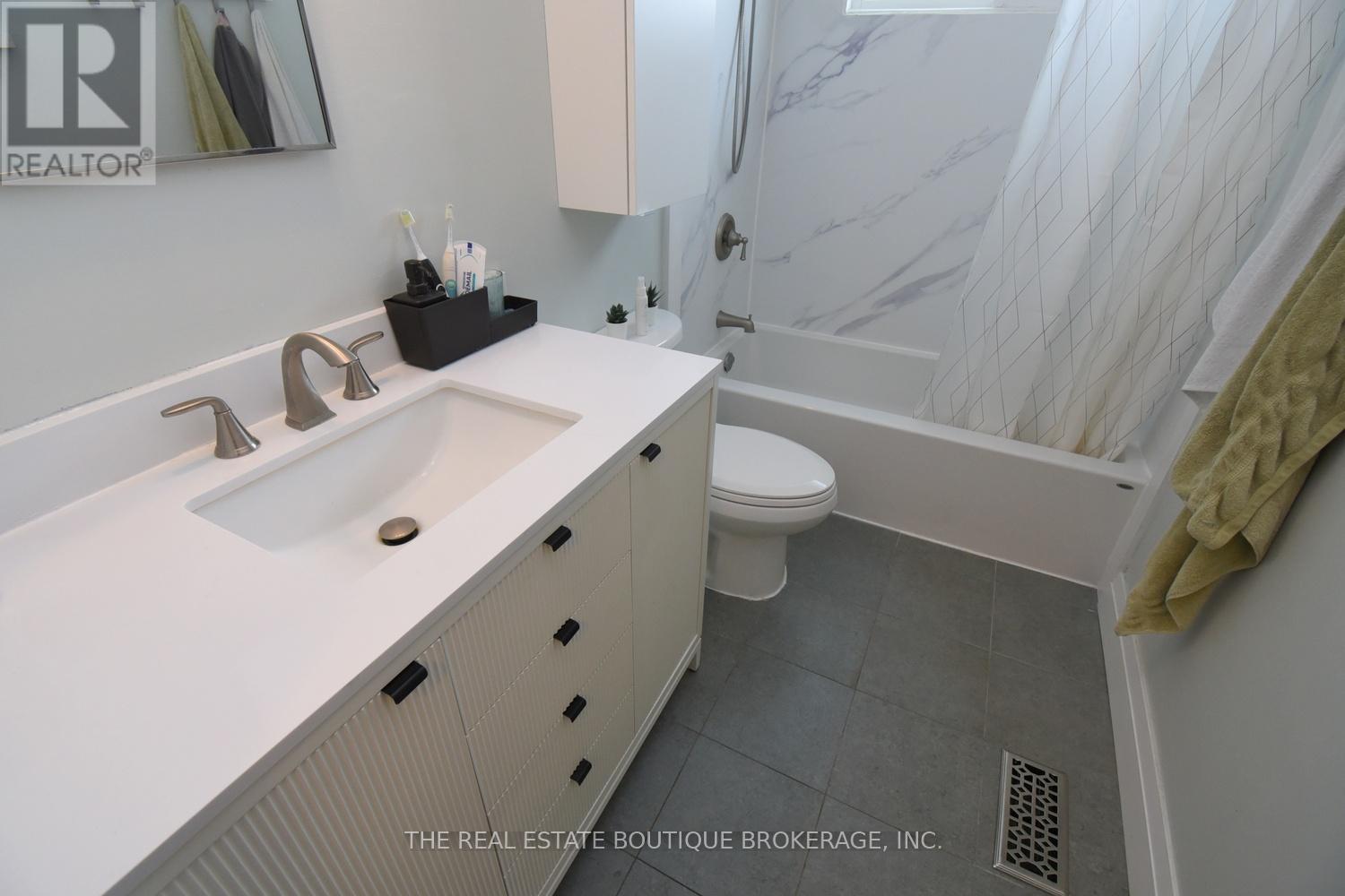 Photo 23 of 2271 Sheffield Drive, Burlington ON