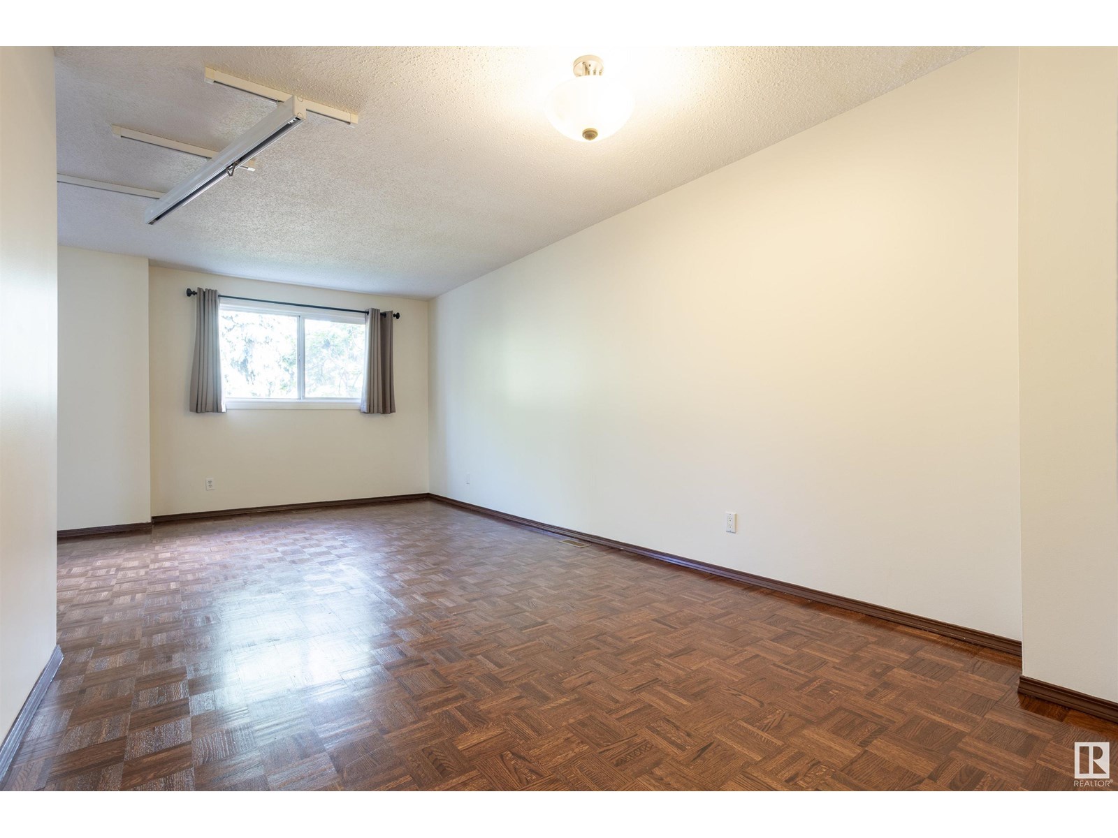 Single Family House for Sale in   ST NW Edmonton 