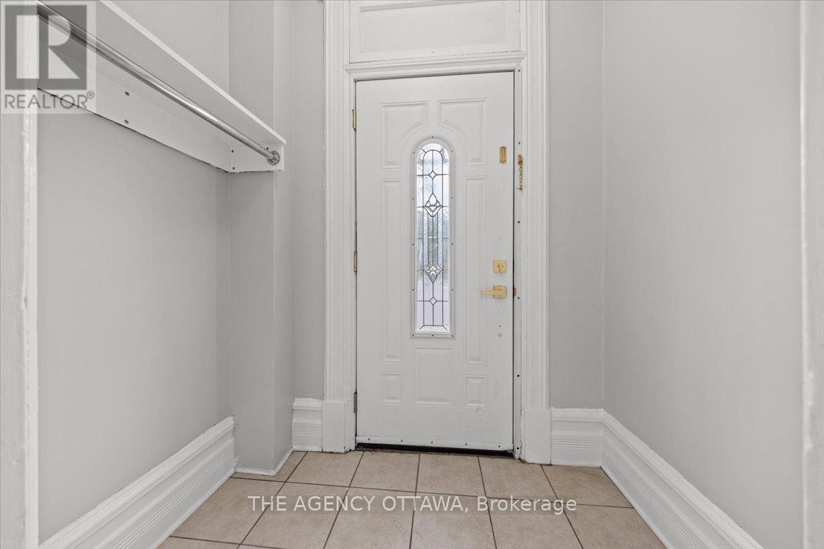 Enclosed entry way/foyer