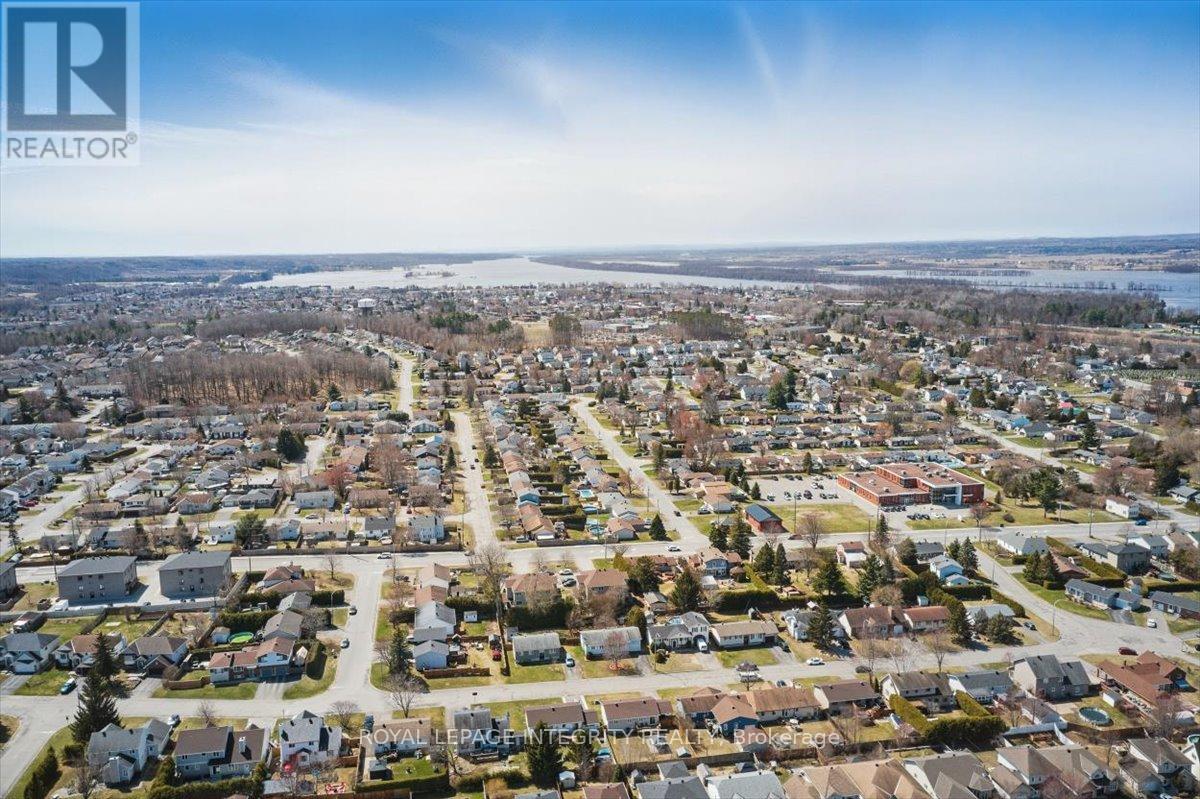 Photo 4 of 137 Beaumont Avenue, Clarencerockland ON