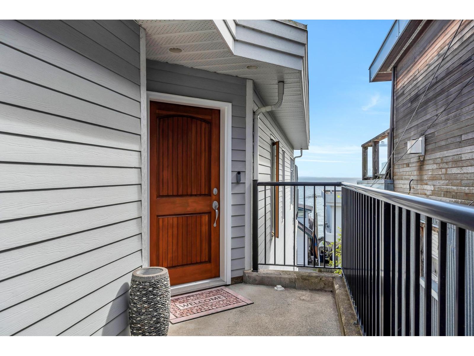 Photo 4 of 15364 Victoria Avenue, White Rock BC