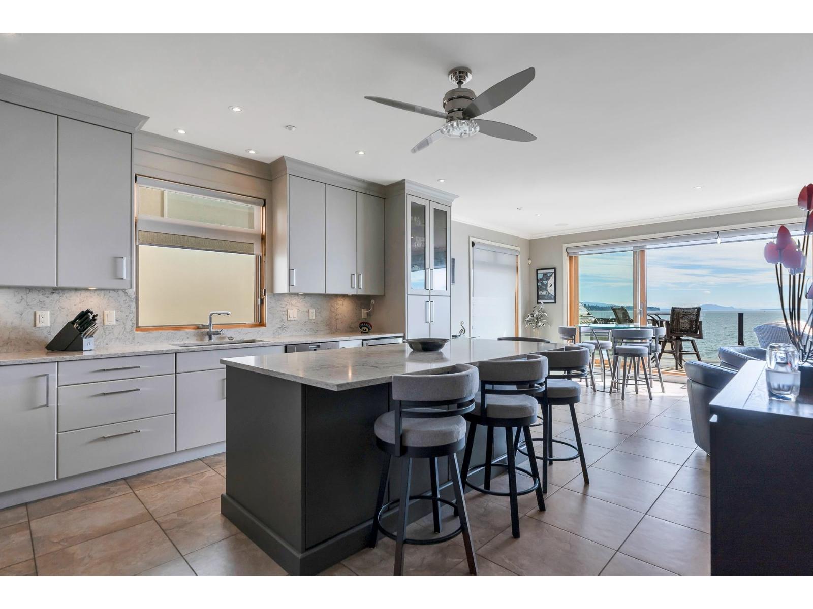 Photo 5 of 15364 Victoria Avenue, White Rock BC