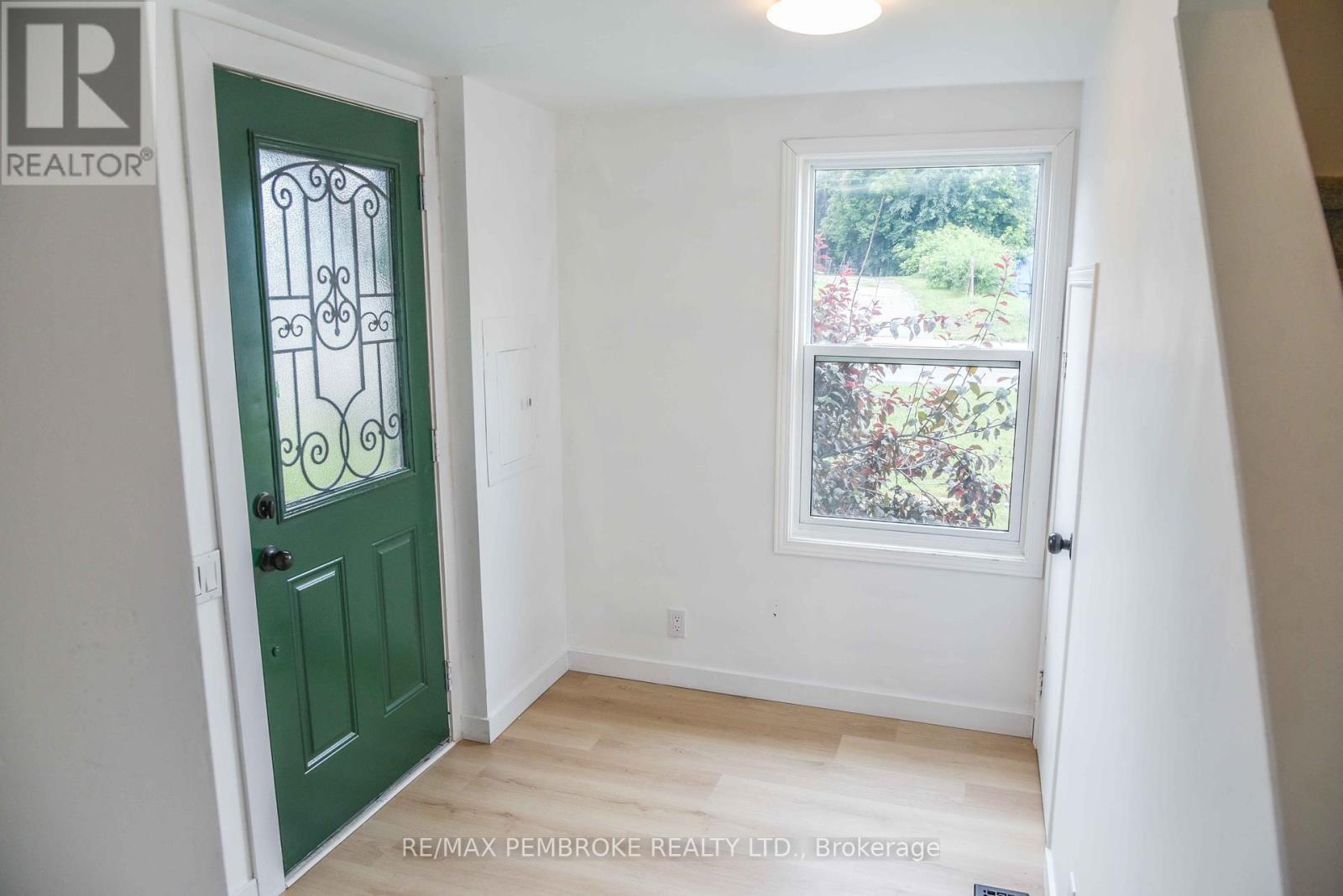 Photo 4 of 279 Lisgar Avenue, Renfrew ON