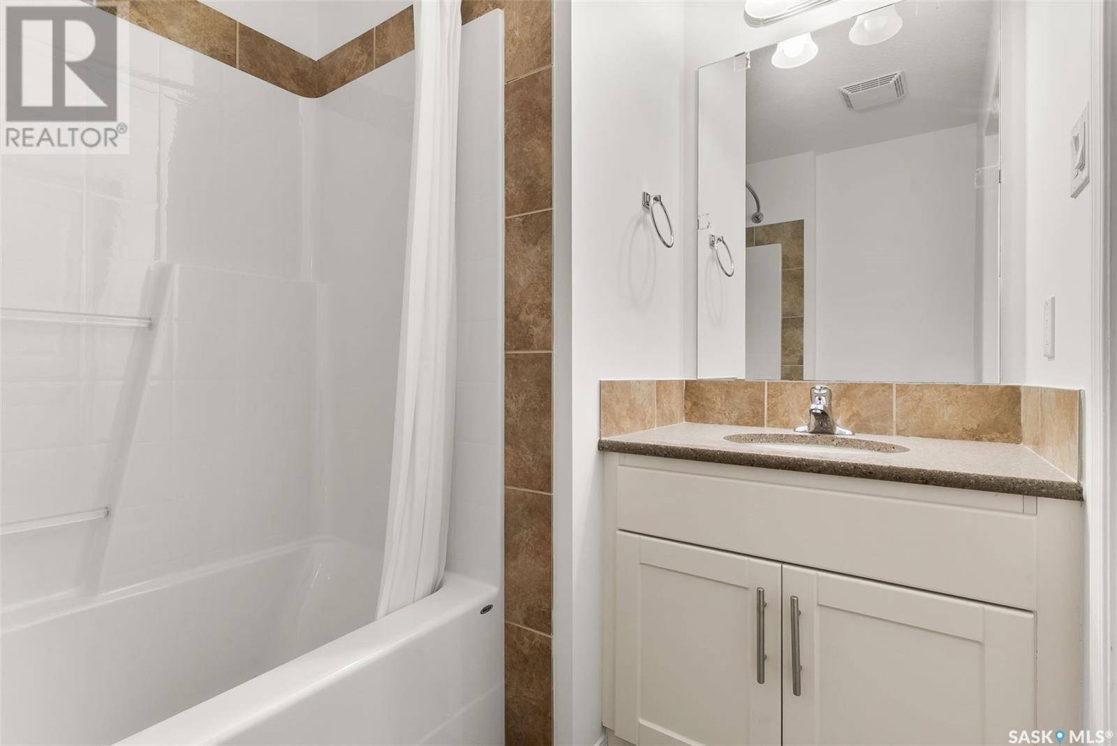 Photo 15 of 177 Chateau Crescent, Pilot Butte SK