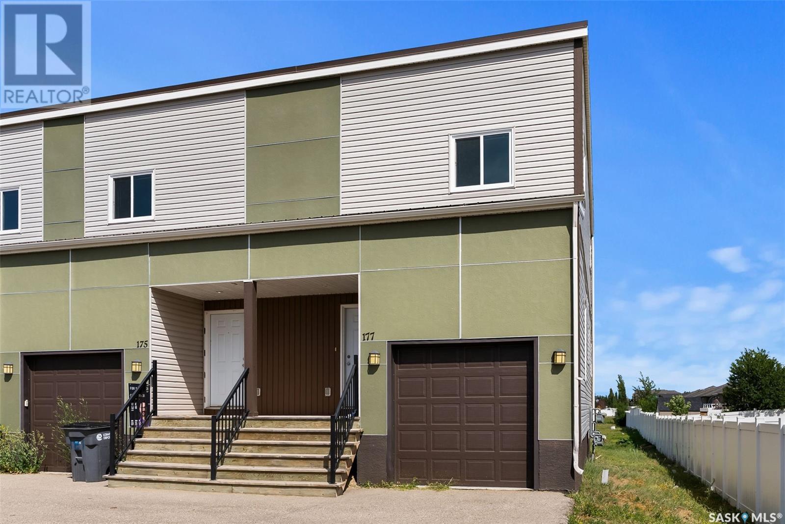 Photo 2 of 177 Chateau Crescent, Pilot Butte SK