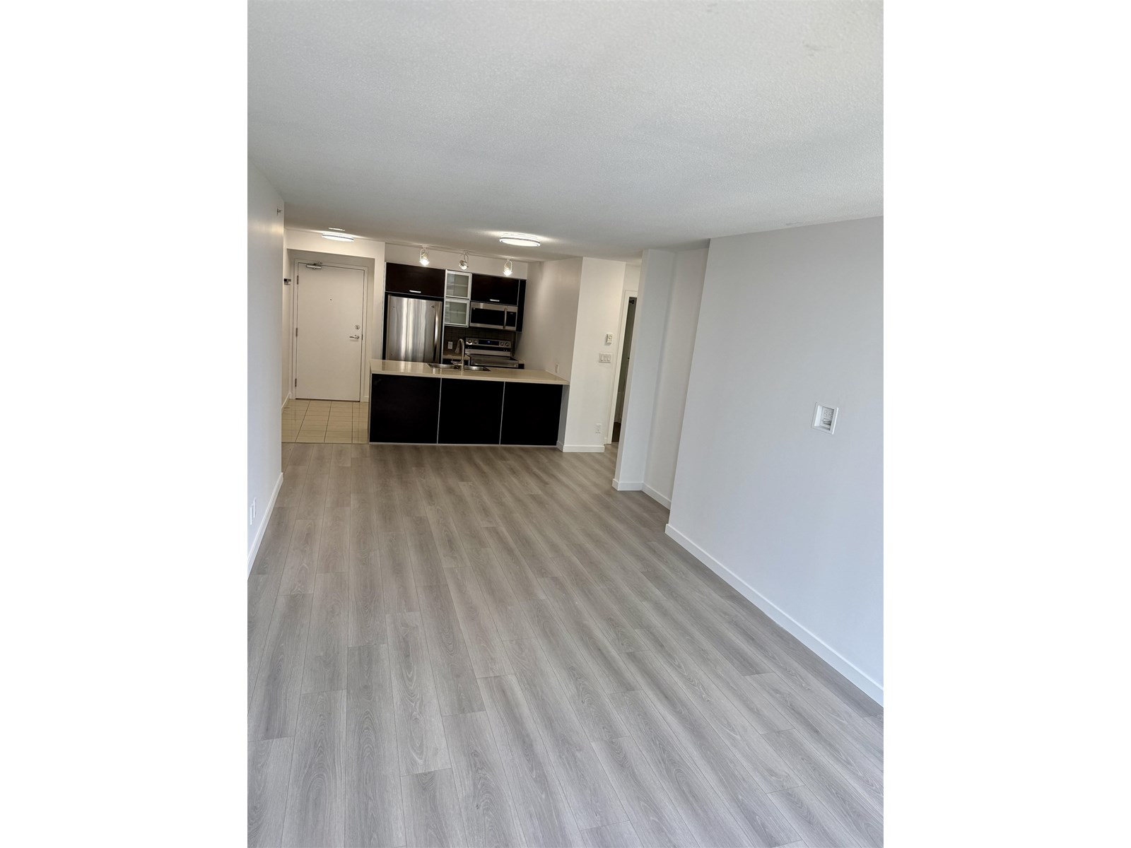 Photo 5 of 1602 9981 Whalley Boulevard, Surrey BC