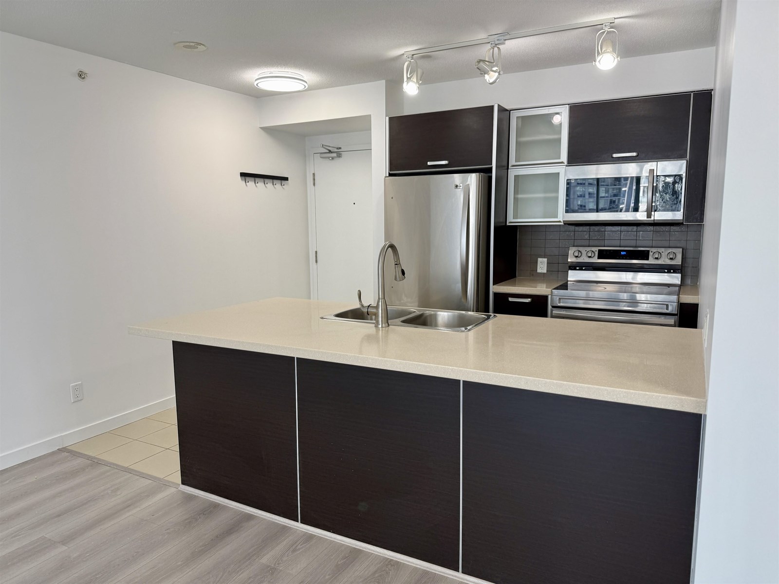 Photo 2 of 1602 9981 Whalley Boulevard, Surrey BC