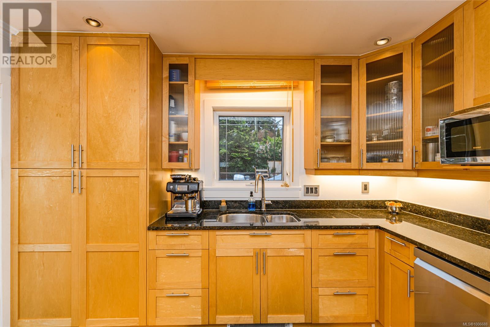 Photo 15 of 870 Pendene Pl, Saanich BC