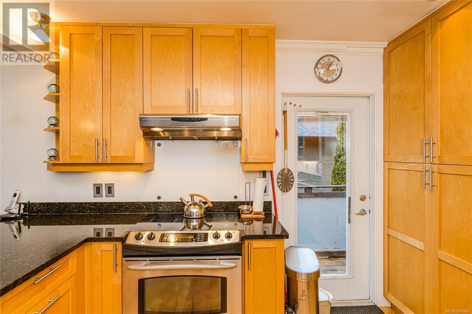 Photo 16 of 870 Pendene Pl, Saanich BC