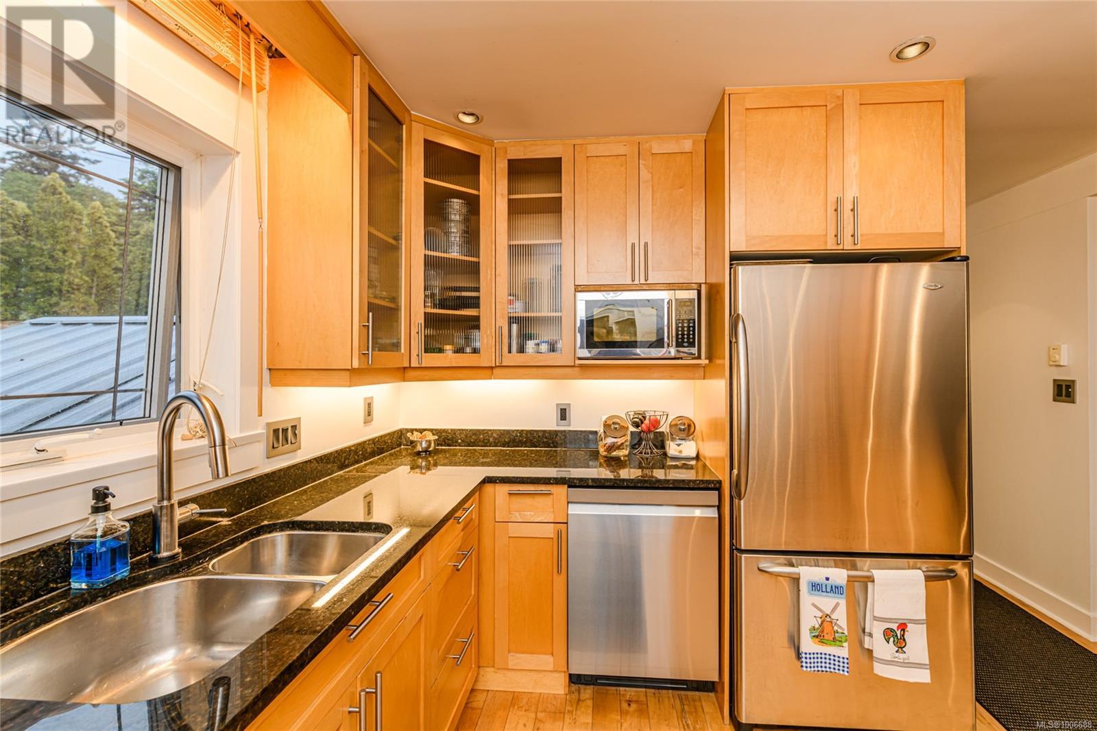 Photo 17 of 870 Pendene Pl, Saanich BC