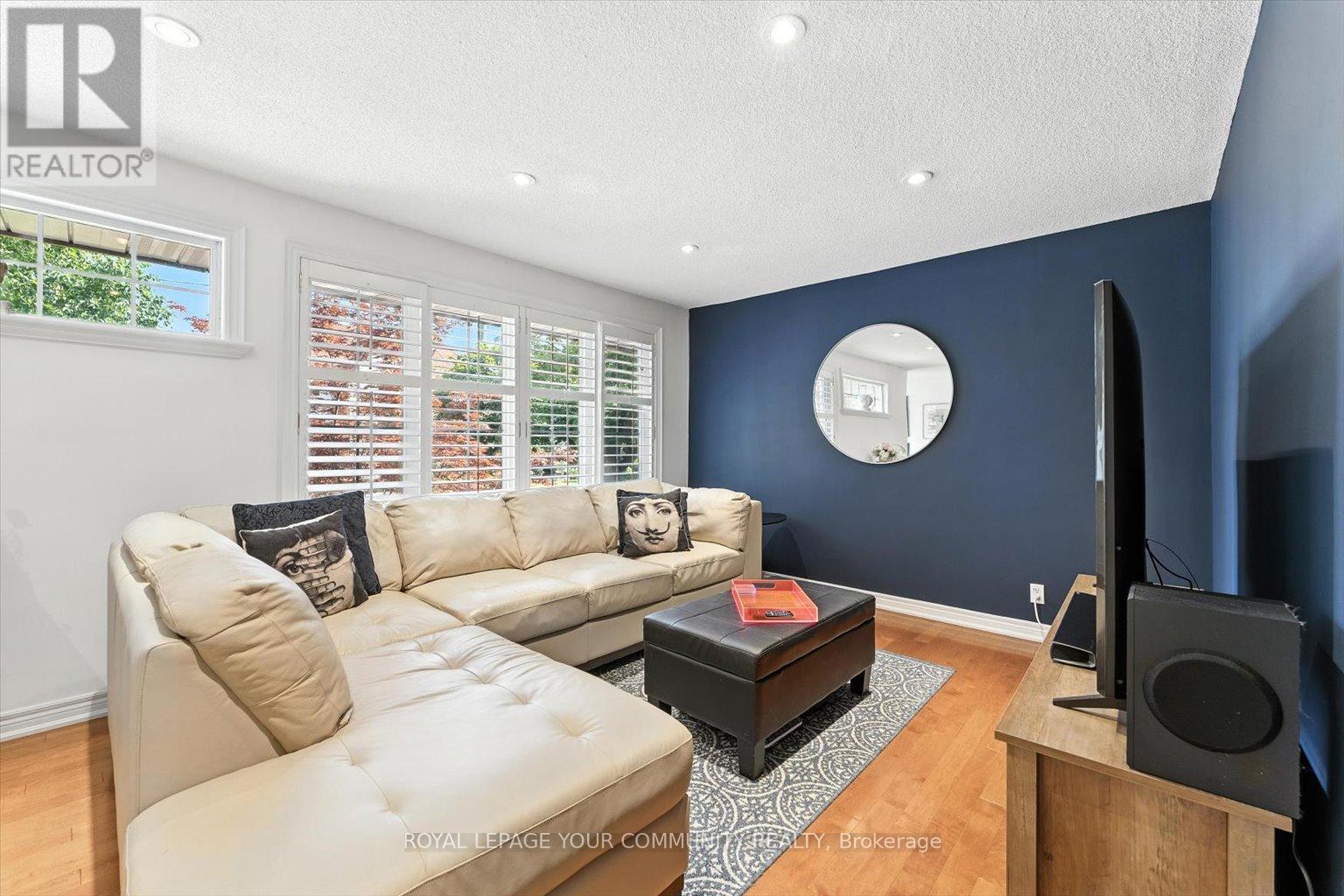 Photo 4 of 19 Weller Crescent, Vaughan ON
