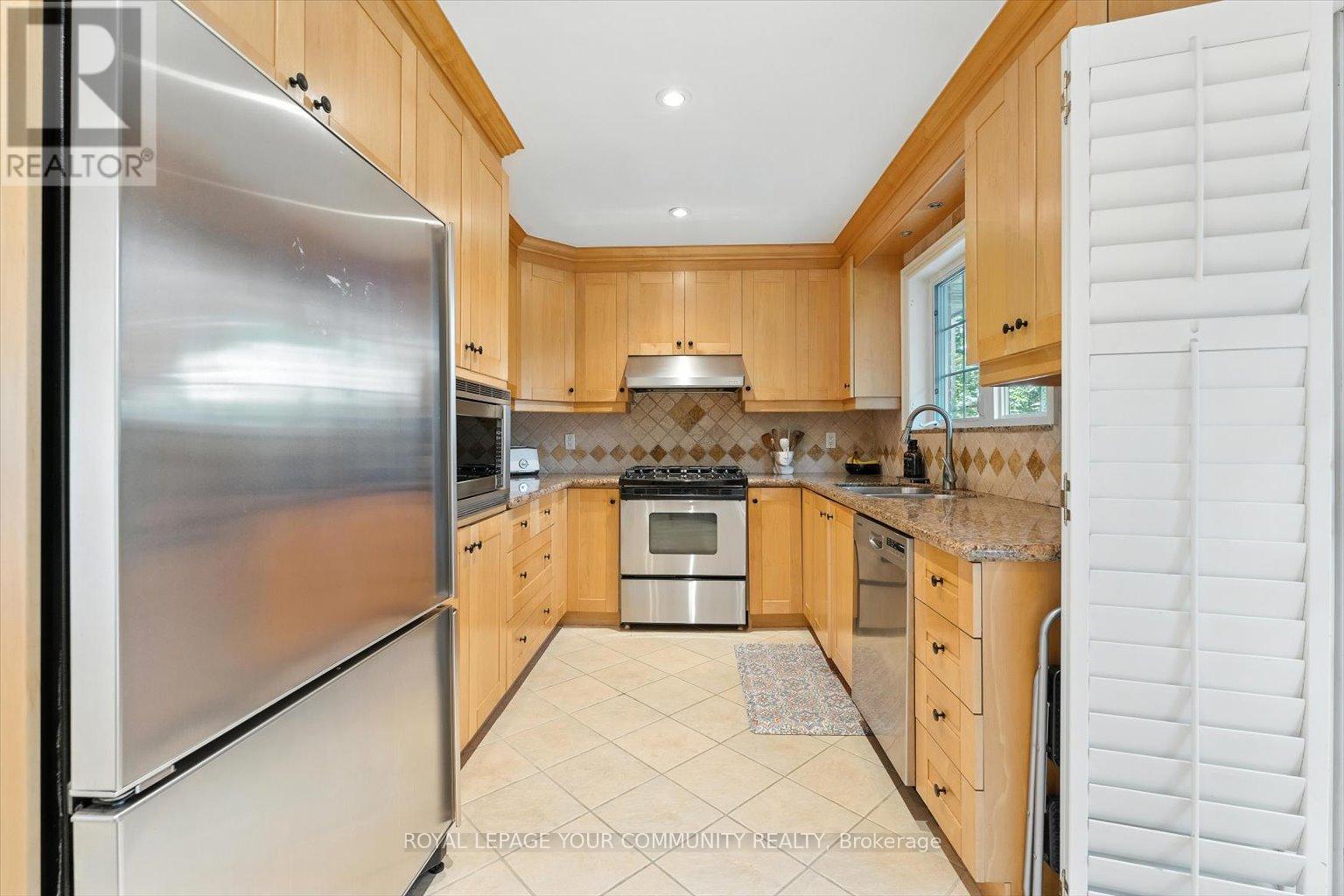 Photo 3 of 19 Weller Crescent, Vaughan ON