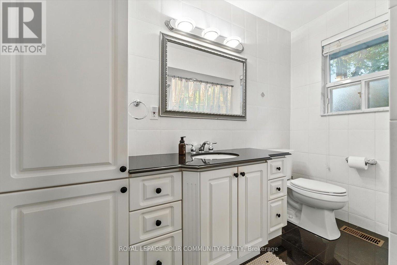 Photo 23 of 19 Weller Crescent, Vaughan ON