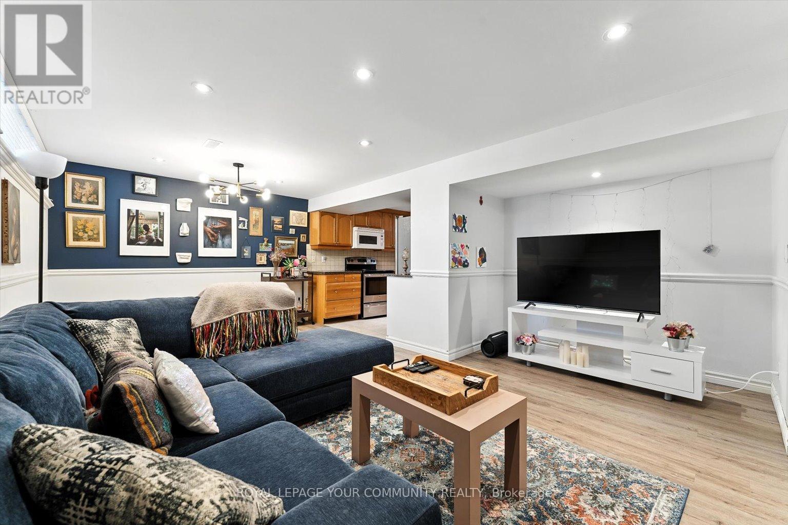 Photo 18 of 19 Weller Crescent, Vaughan ON