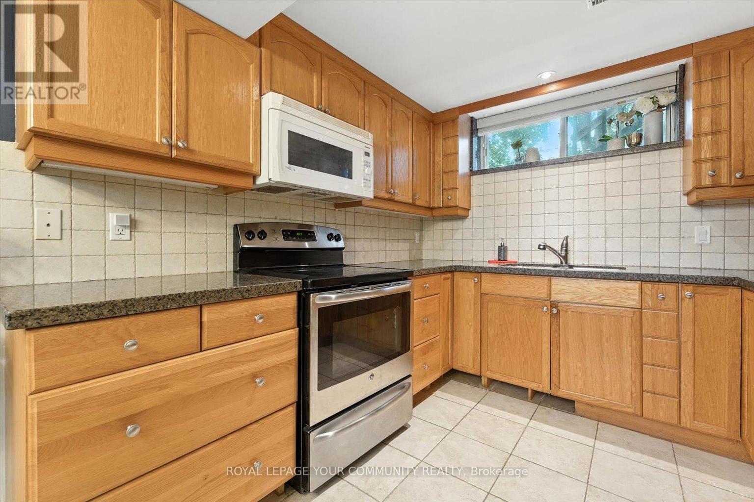 Photo 11 of 19 Weller Crescent, Vaughan ON
