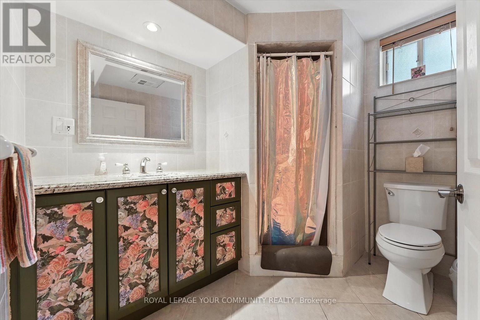 Photo 2 of 19 Weller Crescent, Vaughan ON