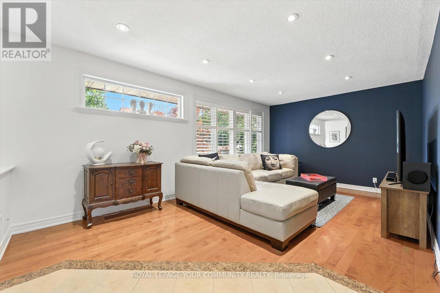 Photo 5 of 19 Weller Crescent, Vaughan ON