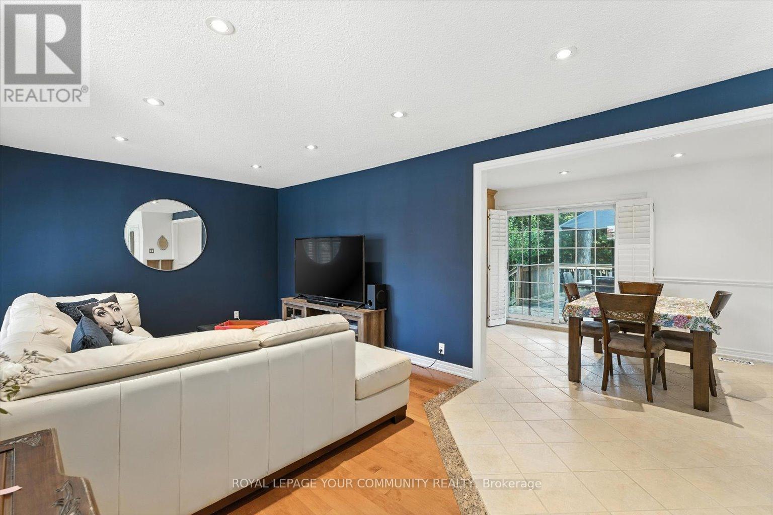 Photo 10 of 19 Weller Crescent, Vaughan ON
