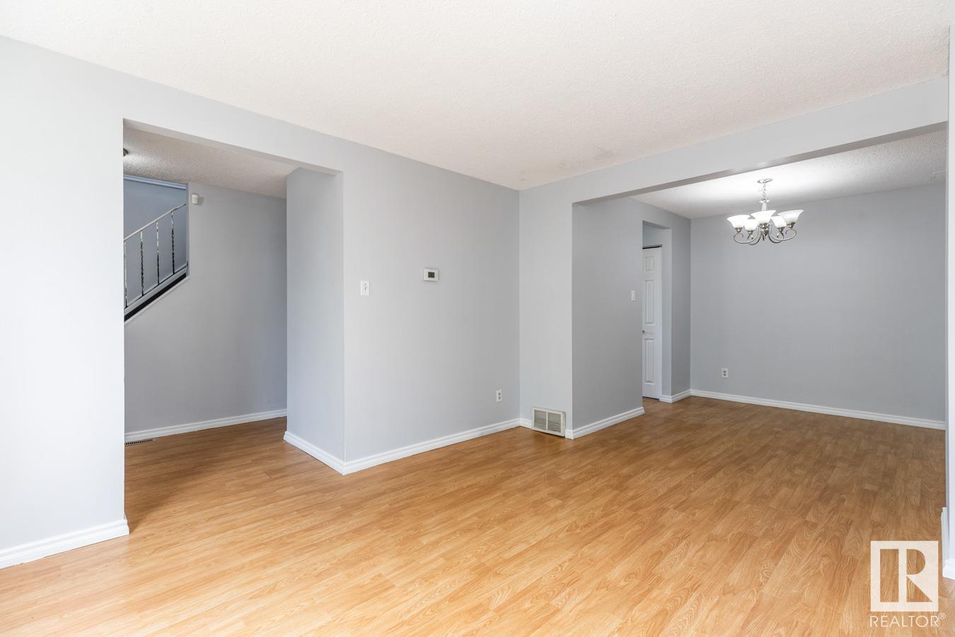Photo 10 of 51 Mcleod Pl Nw, Edmonton AB