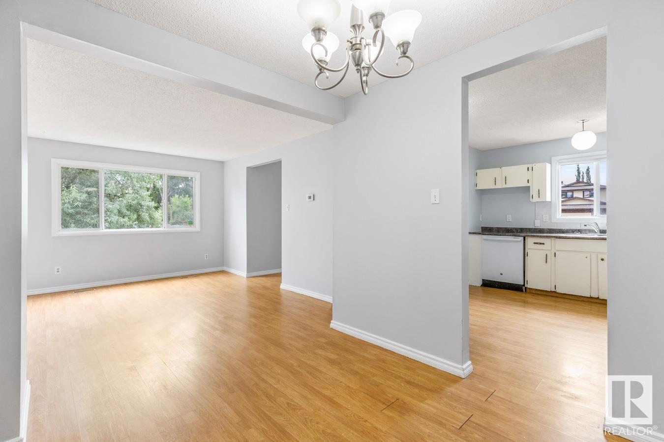 Photo 12 of 51 Mcleod Pl Nw, Edmonton AB