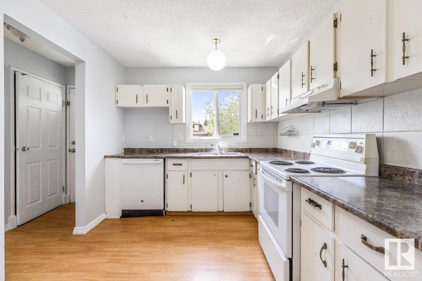Photo 14 of 51 Mcleod Pl Nw, Edmonton AB