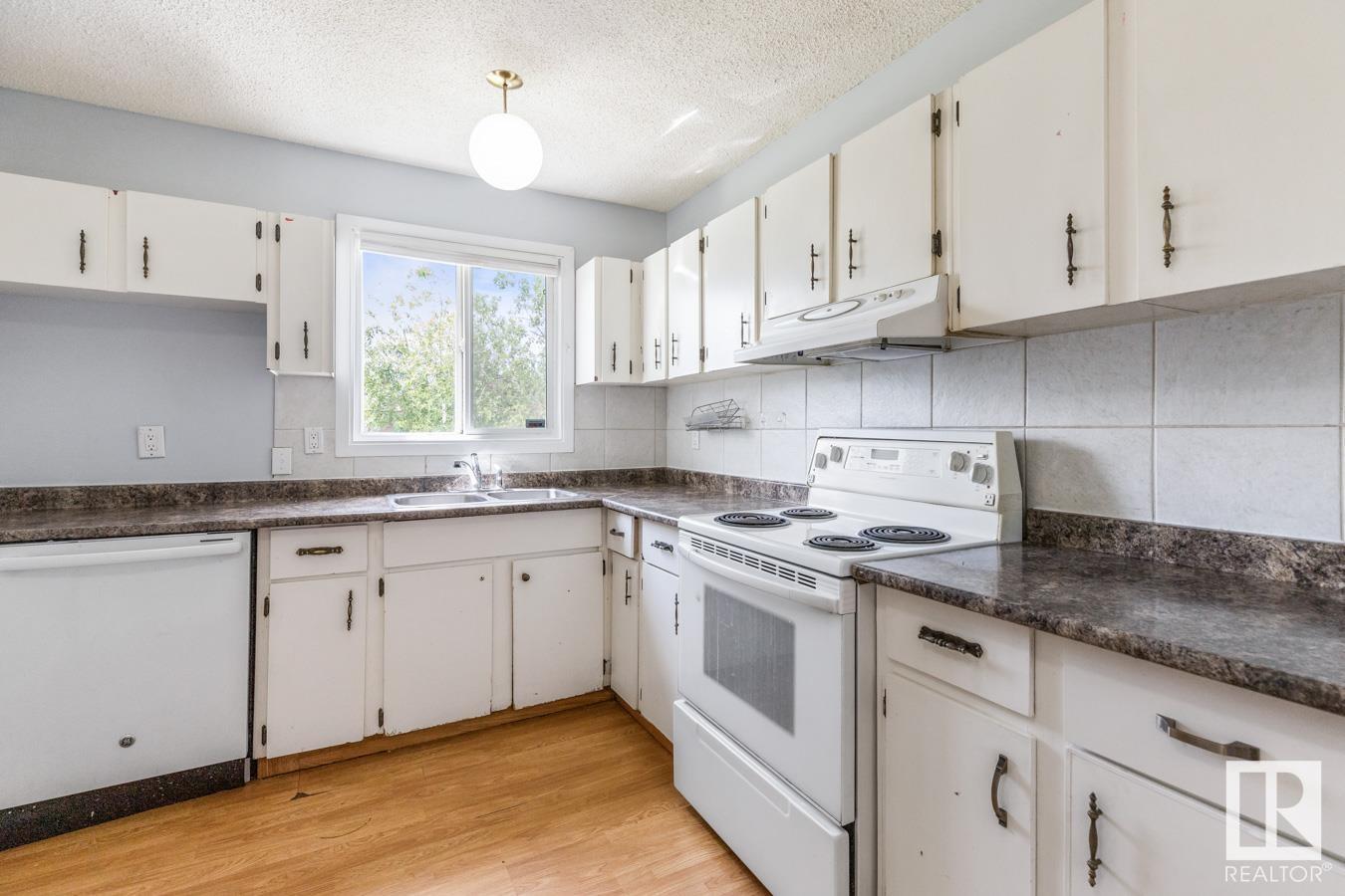 Photo 15 of 51 Mcleod Pl Nw, Edmonton AB