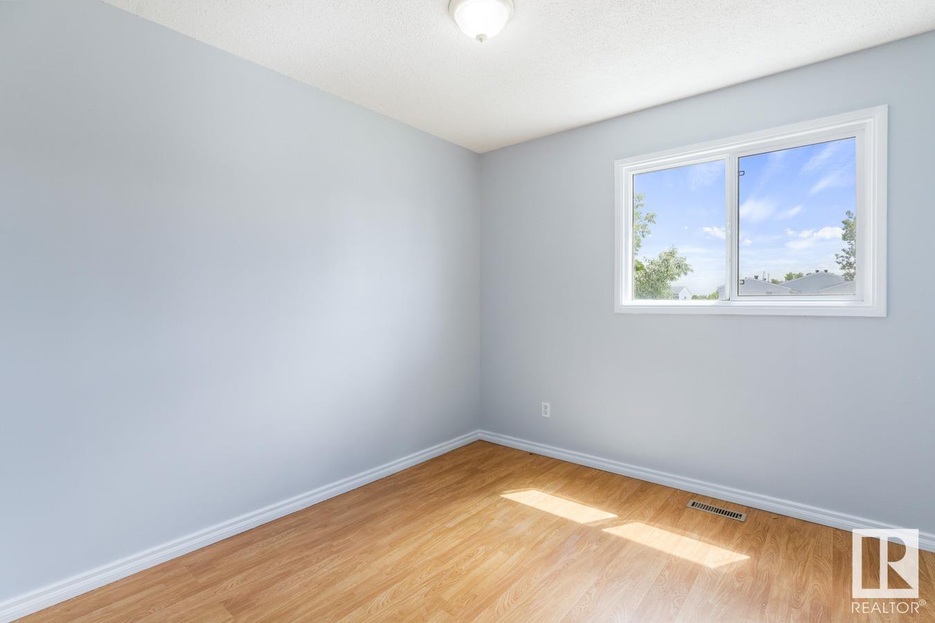 Photo 21 of 51 Mcleod Pl Nw, Edmonton AB