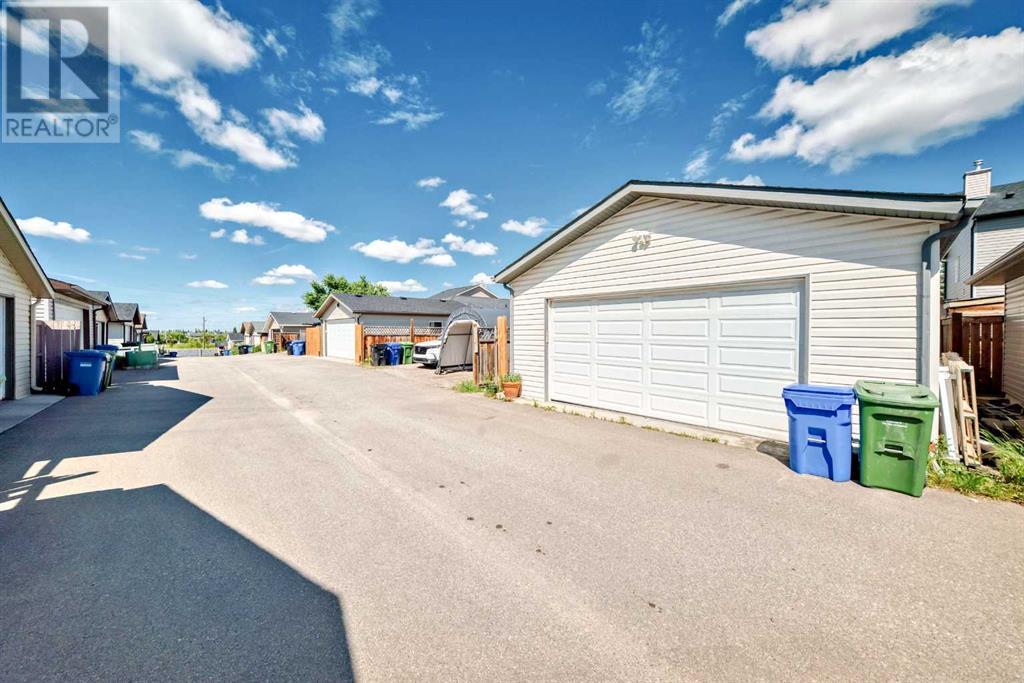 Single Family House for Sale in  Bridlecrest Boulevard SW Bridlewood Calgary 