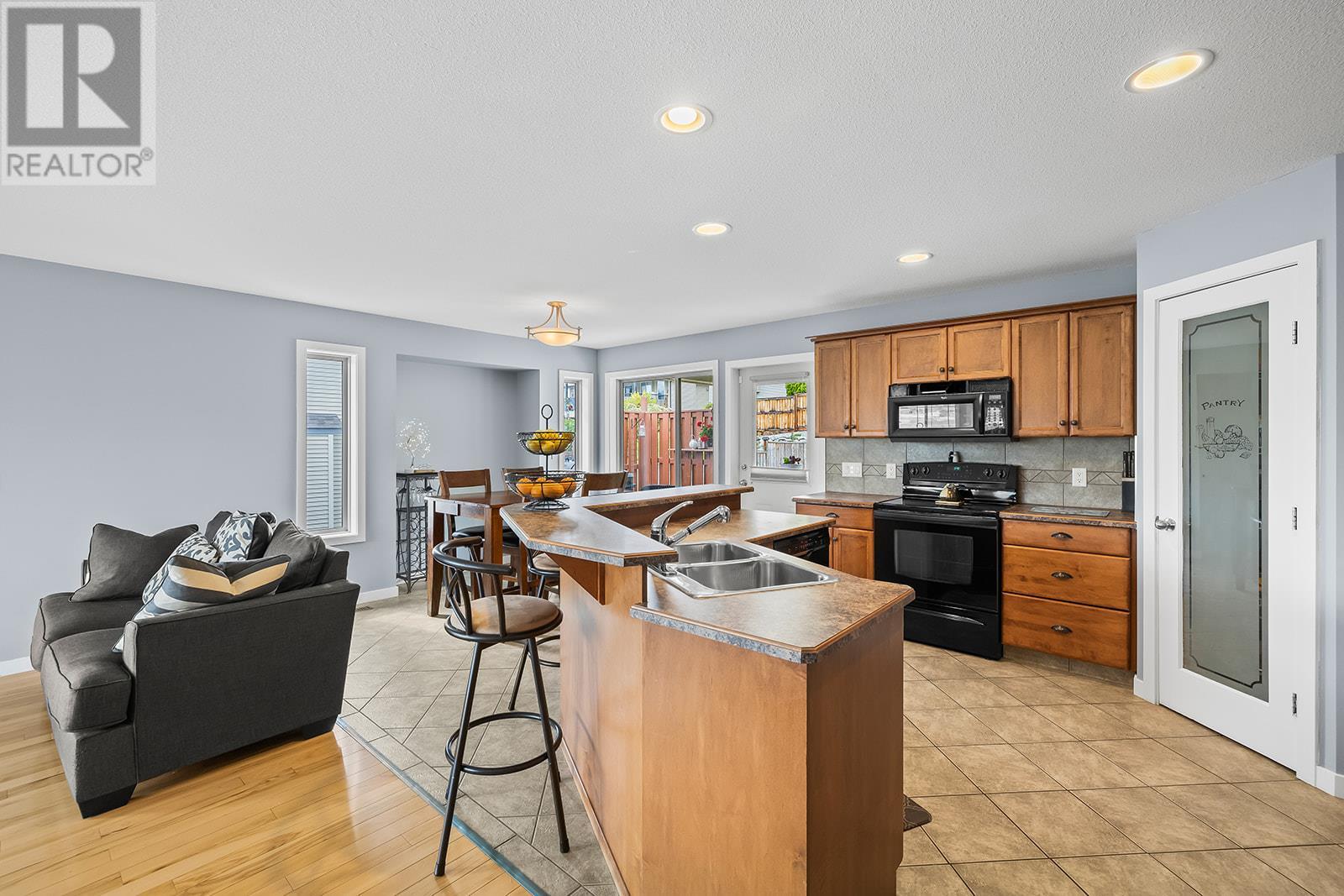 Photo 2 of 1520 Feedham Avenue, Kelowna BC