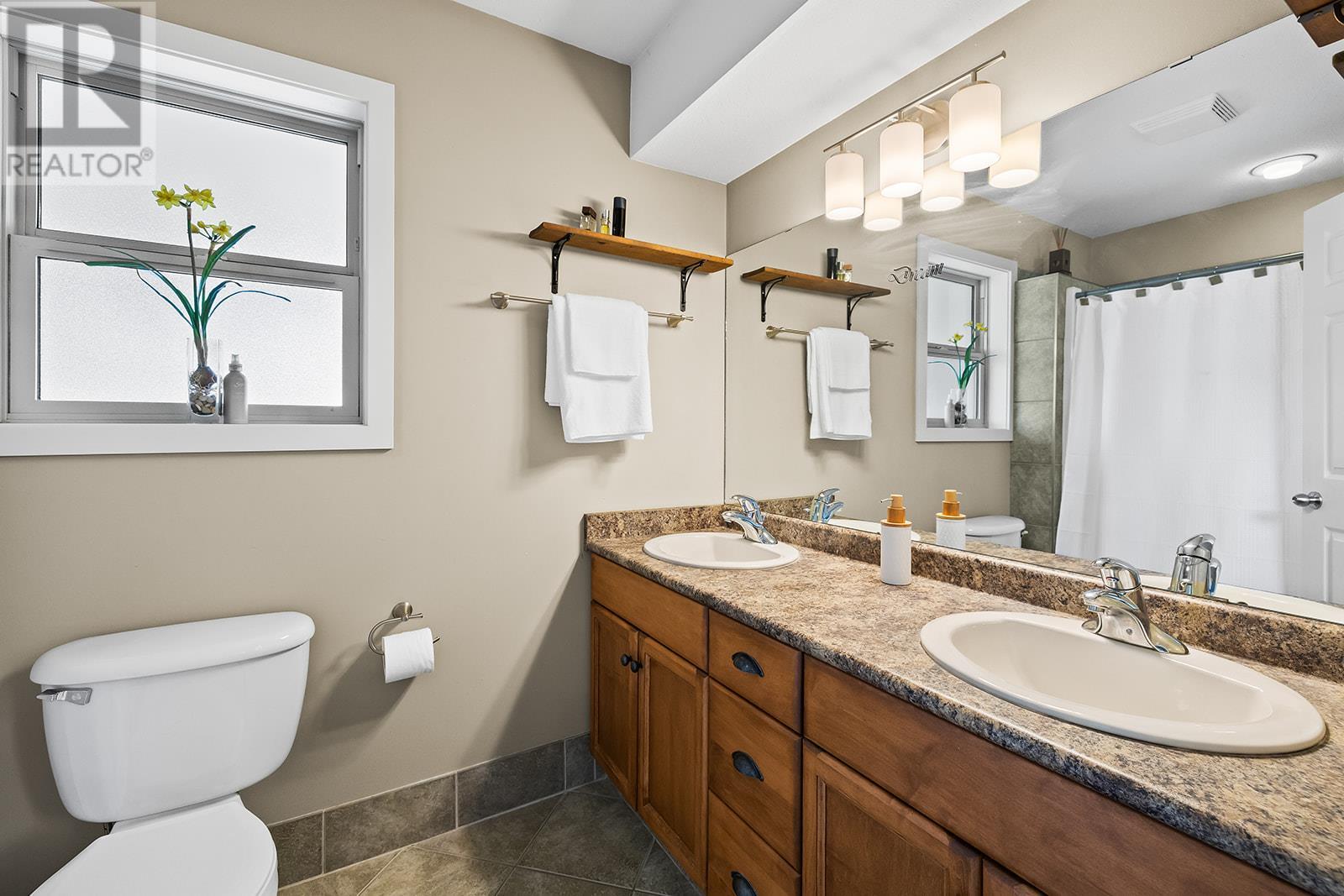 Photo 8 of 1520 Feedham Avenue, Kelowna BC