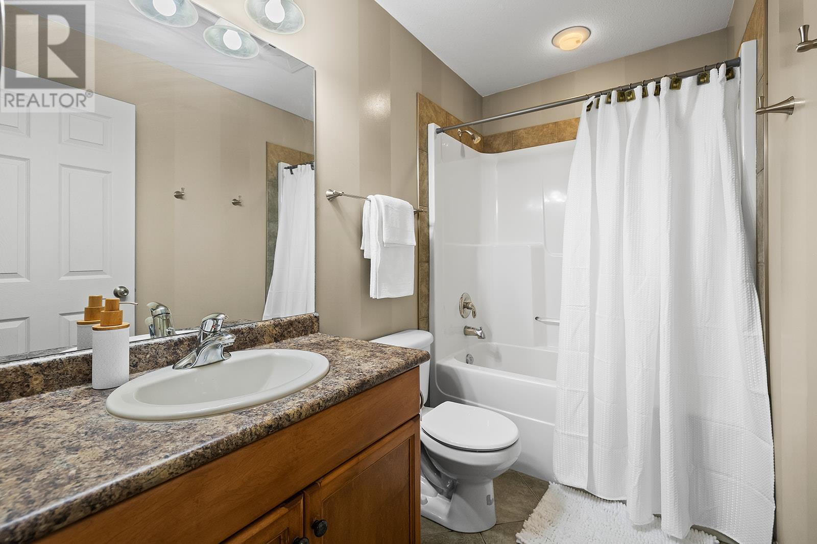 Photo 3 of 1520 Feedham Avenue, Kelowna BC