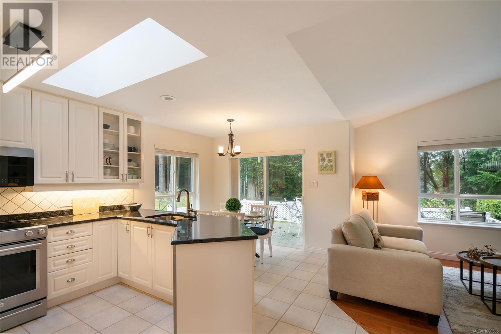 Photo 4 of 1255 Gabriola Dr, Parksville BC