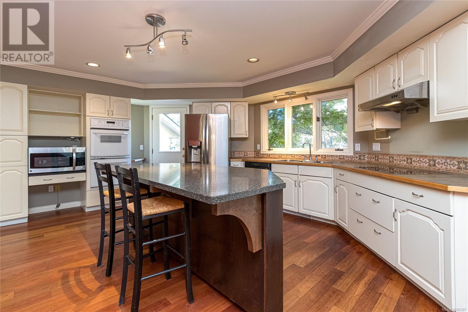 Photo 7 of 3910 Gibson Crt, Saanich BC